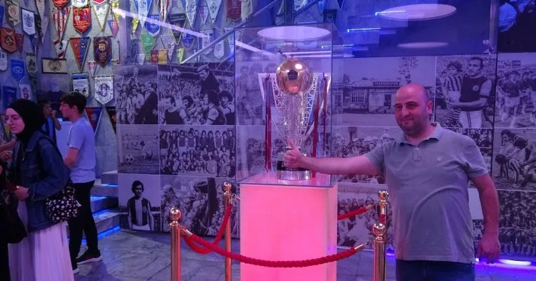 Trabzonspor’un şampiyonluk kupasına ziyaretçi akını