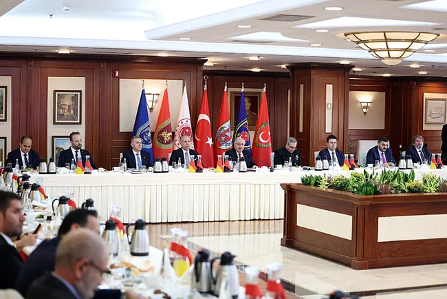 milli-savunma-bakani-yasar-guler-sdg-suriye-ordusuna-entegre-olmali-1766218765106.jpeg Milli Savunma Bakanı Yaşar Güler: SDG Suriye ordusuna entegre olmalı