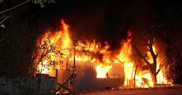 Alev alev yanan ev güçlükle söndürüldü
