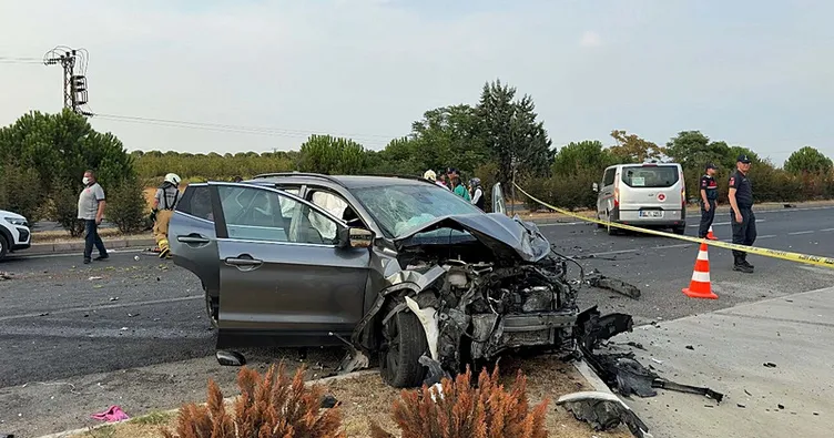 İzmir’de feci kaza: 2 ölü, 3 yaralı