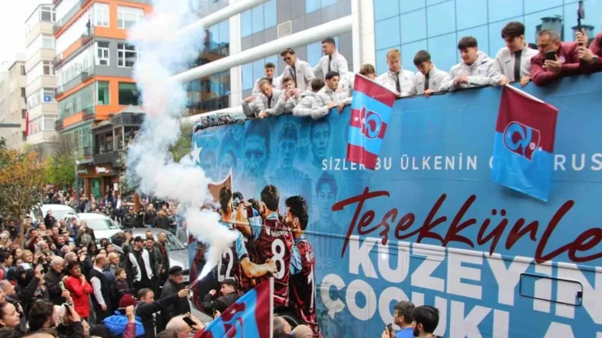 Trabzonspor U19 takımı Avrupa ikinciliğini taraftarıyla kutladı
