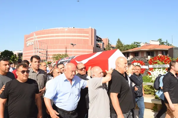 eski-besiktas-baskani-ahmet-nur-cebinin-babasi-is-insani-yasar-kaptan-cebi-son-yolculuguna-ugurlandi-1717602041161.jpg