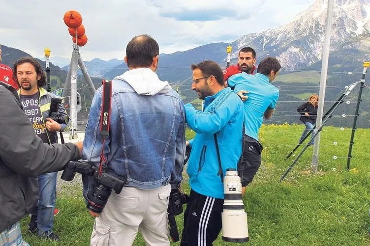 Volkan Demirel foto muhabirlerine saldırdı