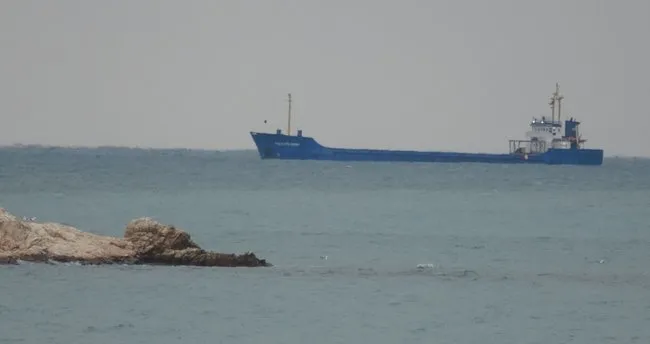 Akdeniz’de dev dalgalar gemileri zorladı