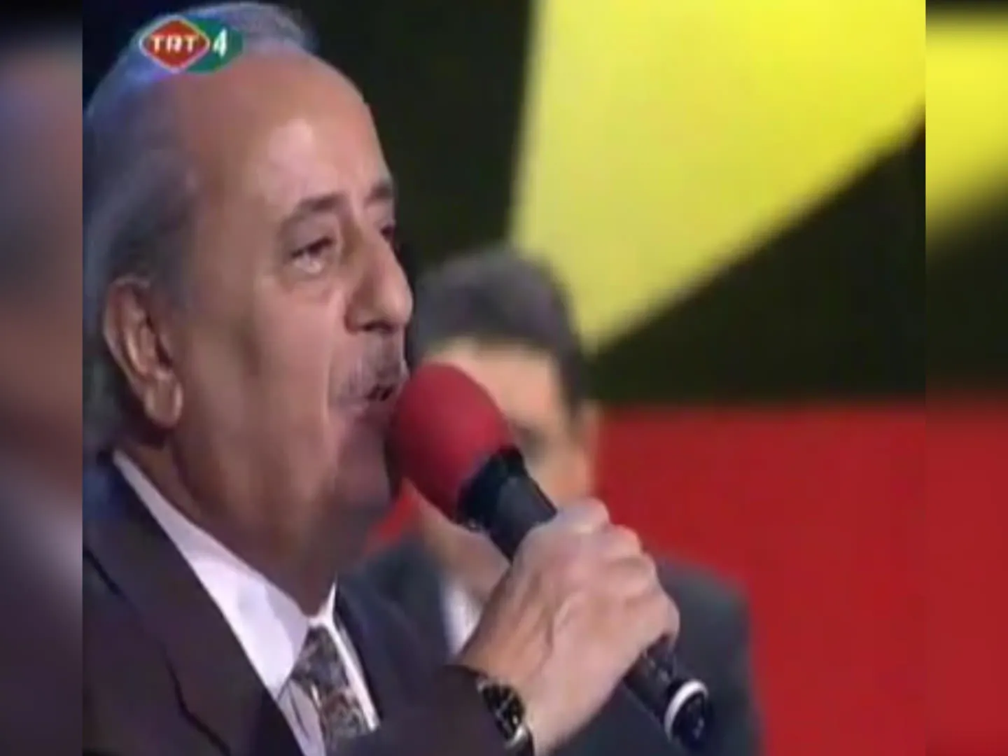 Seslendirdiği 'Huma Kuşu' adlı eserle gönüllere taht kuran Türk Halk Müziği Sanatçısı Mükerrem Kemertaş vefat etti