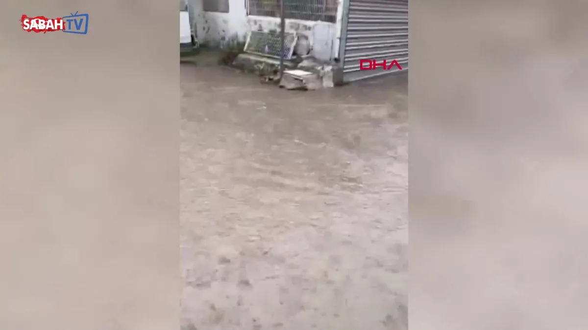 Balıkesir’de sağanak; cadde ve sokaklar göle döndü! Sürücüler trafikte zor anlar yaşadı | Video videosunu izle Balıkesir’de sağanak; cadde ve sokaklar göle döndü! Sürücüler trafikte zor anlar yaşadı | Video videosunu izle