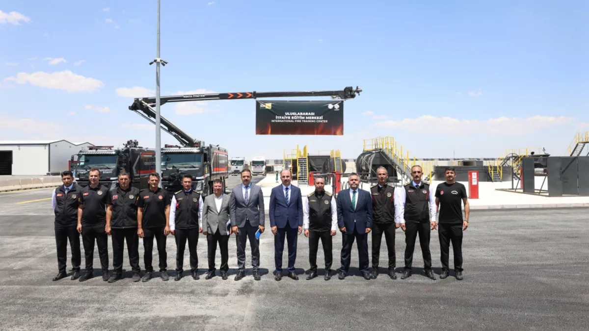Konya Büyükşehir Belediye Başkanı Uğur İbrahim Altay, Uluslararası Endüstriyel Yangınlara Müdahale Eğitim Merkezi'ni ziyaret ediyor.