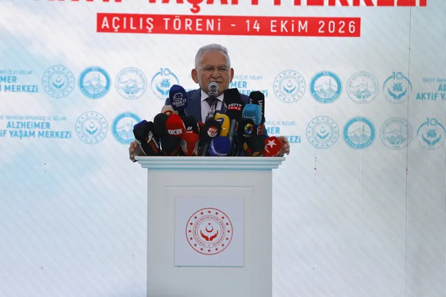 kayseride-alzheimer-merkezi-acilisinda-duygu-dolu-anlar-vefat-eden-agabeyinin-sesini-yapay-zekayla-dinleyen-ba-1792051335807.jpg