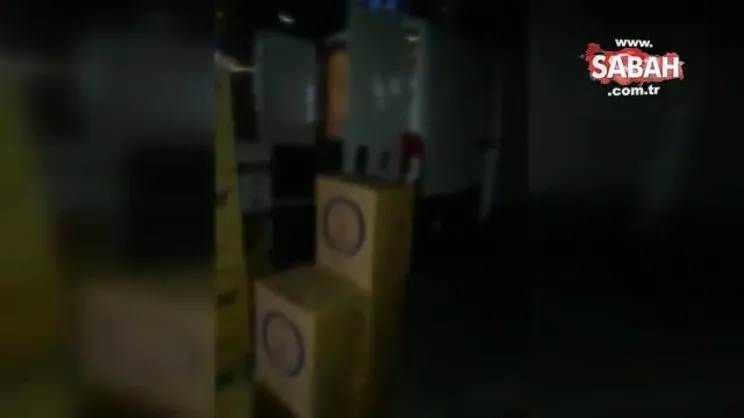 Polis arama yaparken içeri girip “Bende tütün var ister misiniz?” dedi | Video