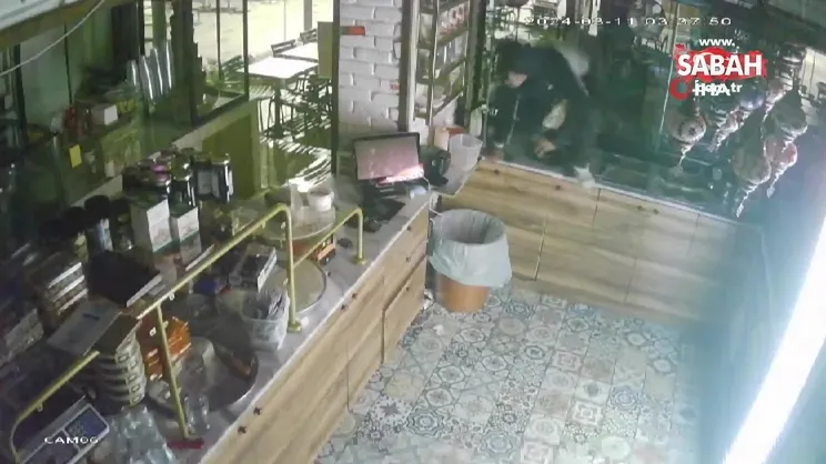 Tatlıcıdaki hırsızlık anı kamerada: 4 bin TL ve SMA bağış kumbarasını çaldılar