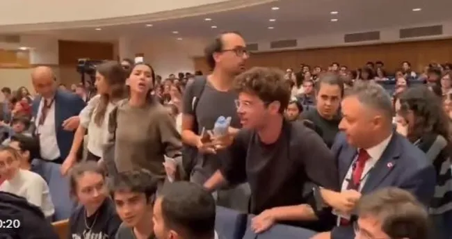 ABB Başkanı Mansur Yavaş soru soran öğrencileri salondan attırıp darp ettirdi ABB Başkanı Mansur Yavaş soru soran öğrencileri salondan attırıp darp ettirdi