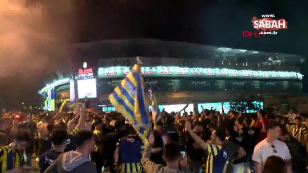 Fenerbahçeli taraftarlar Kadıköy'de kupa zaferini kutladı | Video