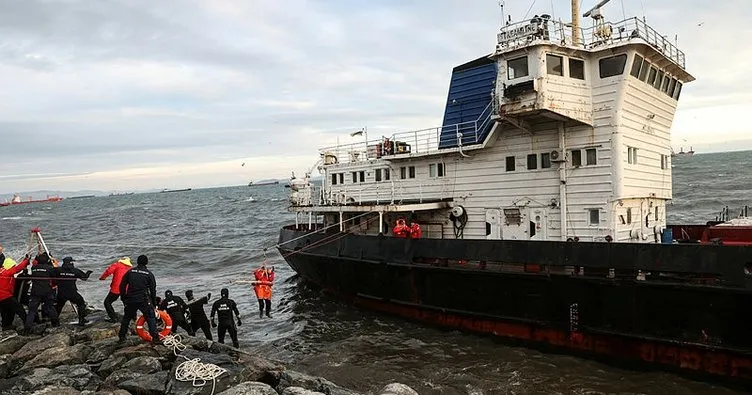 Kıyıya sürüklenen gemiden 2 kişi kurtarıldı