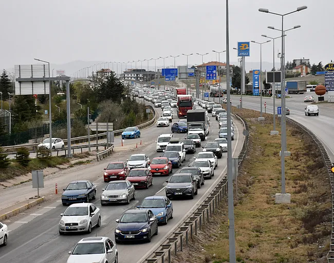 tatilciler-istanbula-donus-yolunda-bazi-noktalarda-trafik-yogunlugu-olustu-1743524740874.jpeg