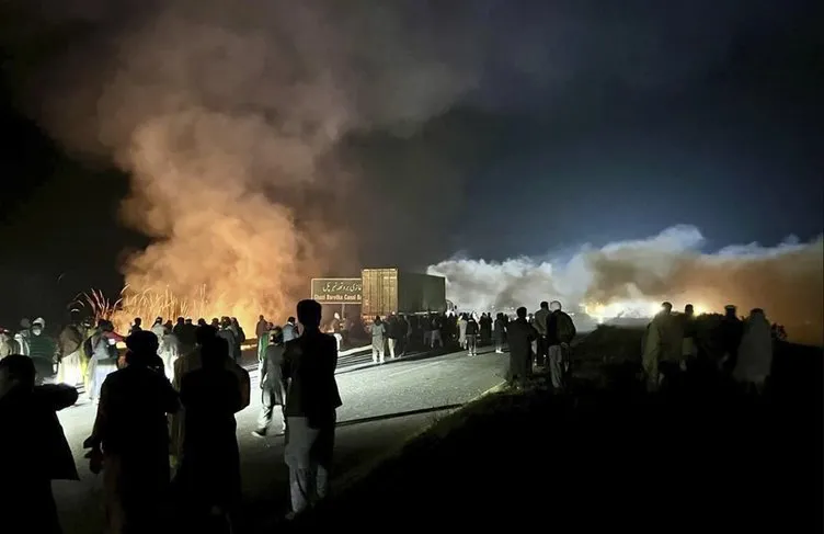 Pakistan’da sokaklar karışıyor: Protestocular polisle çatıştı