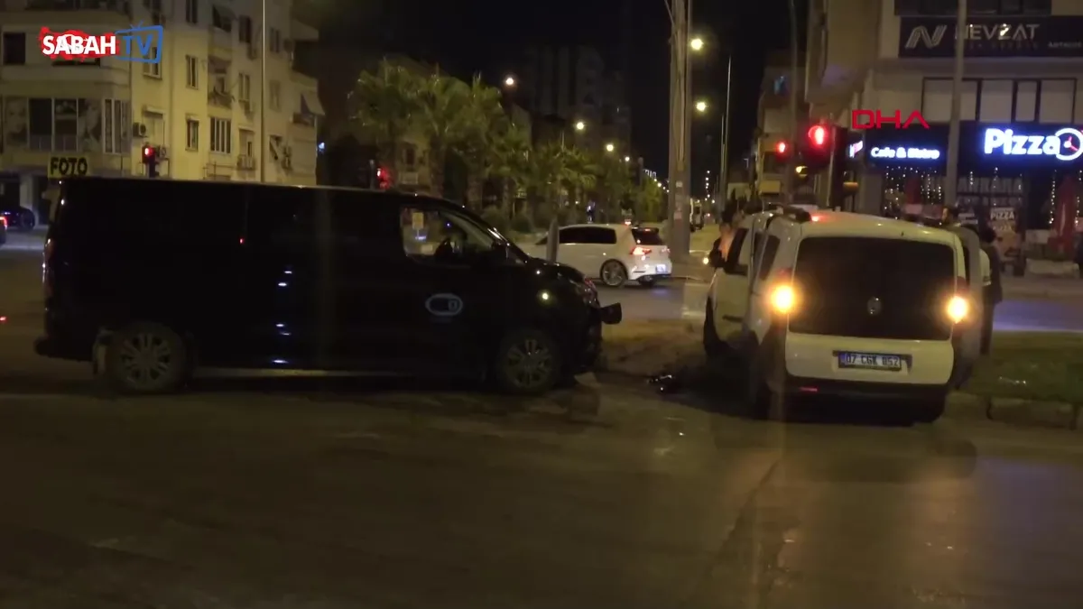 Çarpışmanın etkisiyle refüje çıkan araç hurdaya döndü: 3 yaralı | Video videosunu izle Çarpışmanın etkisiyle refüje çıkan araç hurdaya döndü: 3 yaralı | Video videosunu izle