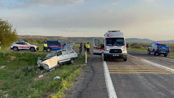 kavsakta-bekleyen-araci-sollarken-kaza-yapti-1-olu-3-yarali-1745780289497.jpg