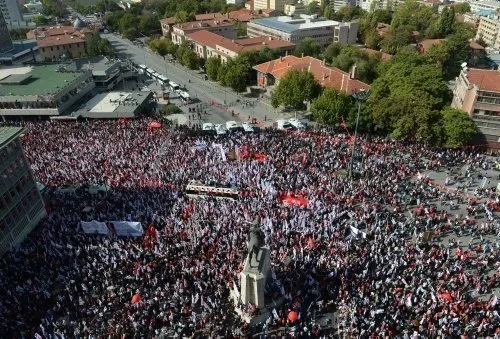 Birinci Meclis önündeki kutlamalara polis müdahale etti