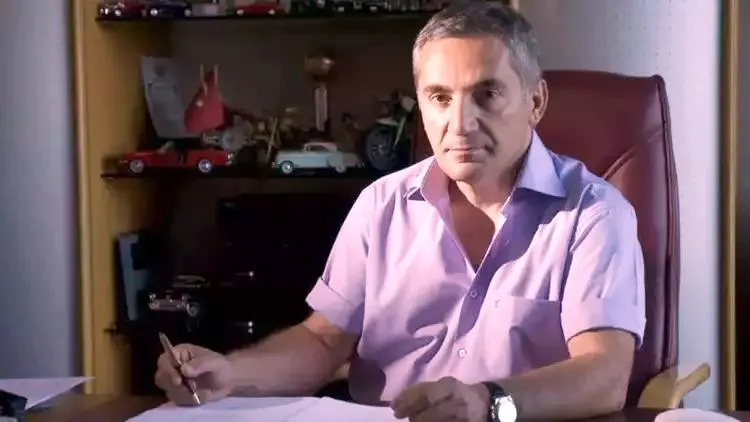 43 yıllık evlilik 10 dakikada bitti! Ünlü yapımcı Şükrü Avşar ve eşi Hüsniye Avşar boşandı! İhanetin bedeli 5 daire 2 araba!