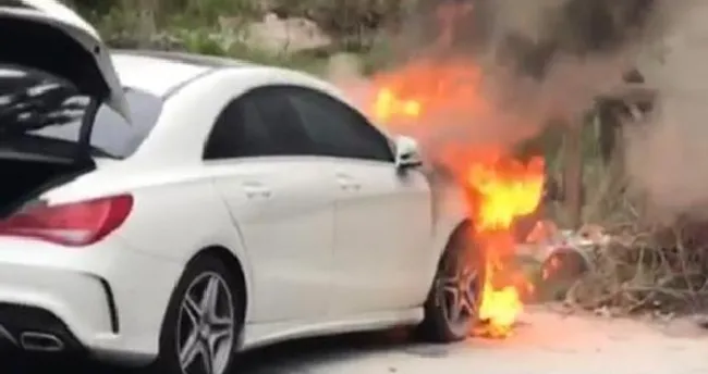 Bakırköy’de park halindeki araç alev alev yandı Bakırköy’de park halindeki araç alev alev yandı