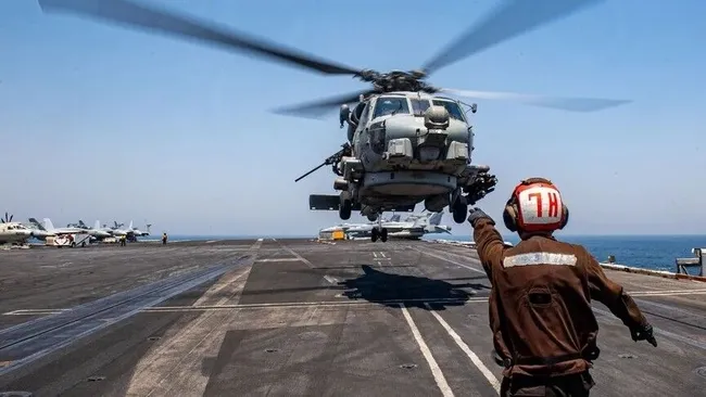umman-denizinde-sicak-saatler-abd-ordusuna-ait-helikopter-acil-inis-yapti-1-kisi-kayboldu-1782933654633.jpeg Umman Denizi'nde sıcak saatler! ABD ordusuna ait helikopter suya acil iniş yaptı! 1 kişi kayboldu...