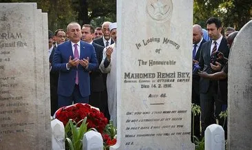 Bakan Çavuşoğlu, Güney Afrika’da Mehmet Remzi Bey’in kabrini ziyaret etti