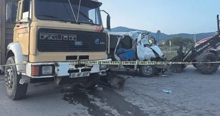 Kamyonla minibüs çarpıştı: 1 kişi öldü
