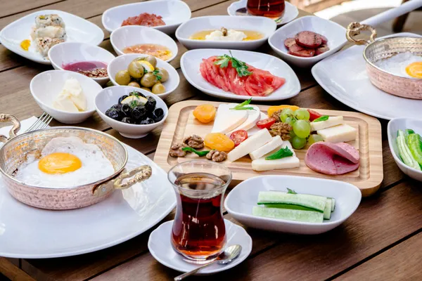 saglikli-bir-kahvaltinin-anahtari-oymus-hem-zinde-hem-de-mutlu-hissetmenizi-saglayacak-1711626818800.jpg