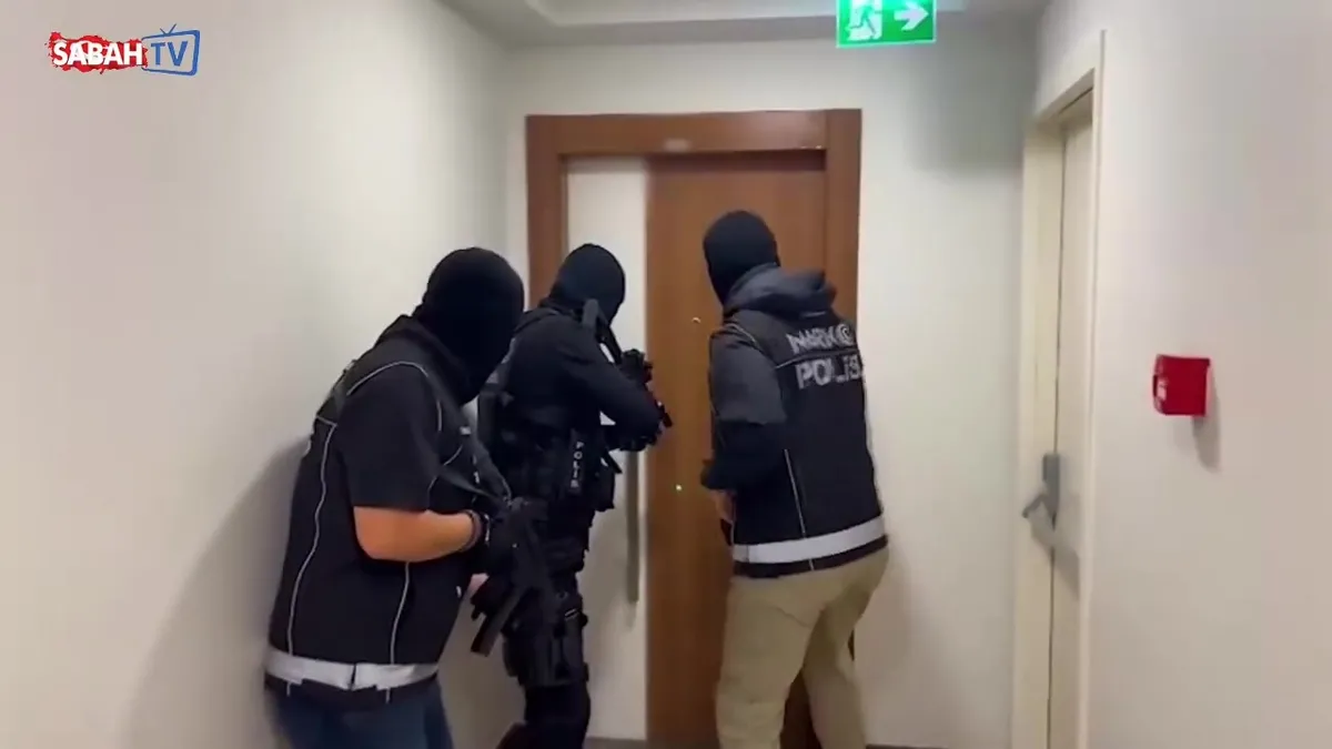 Kırmızı Bülten ile aranıyordu… İstanbul’da operasyonla yakalandı | Video videosunu izle Kırmızı Bülten ile aranıyordu… İstanbul’da operasyonla yakalandı | Video videosunu izle