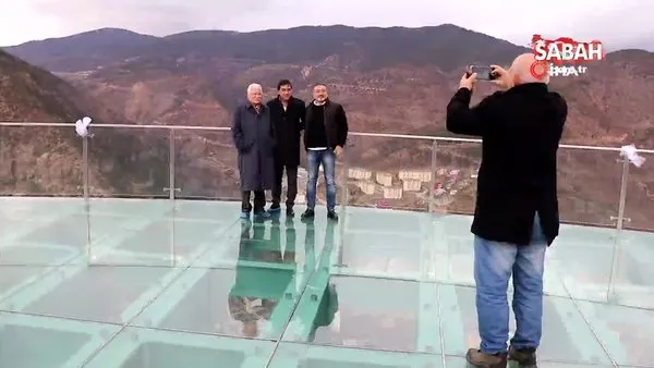 Trabzonsporlu futbolcuların cam seyir terasındaki zor anları