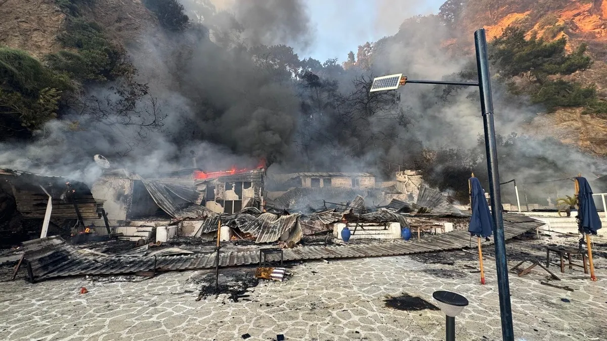 Büyükada’da plajda yangın! 4 kişi dumandan etkilendi Büyükada’da plajda yangın! 4 kişi dumandan etkilendi