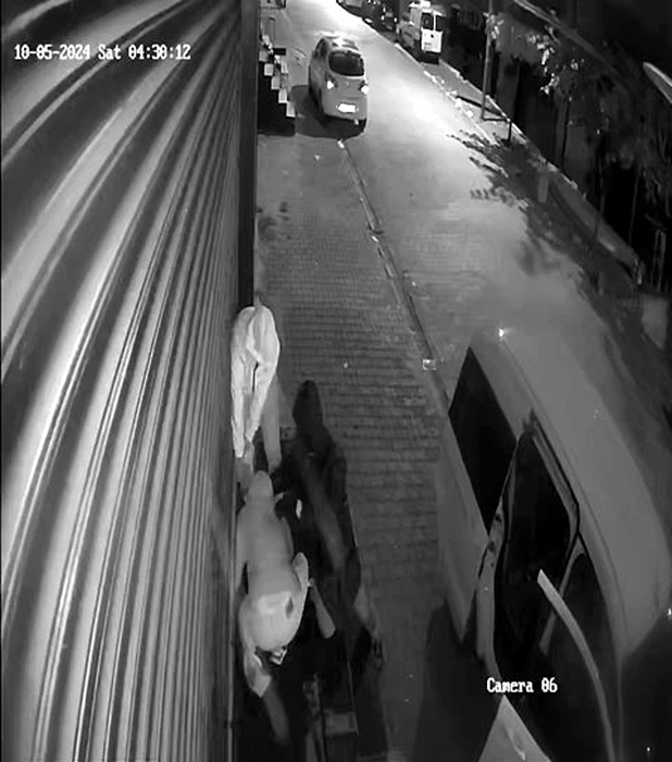 Yer İstanbul Esenyurt: 200 kiloluk kasayı bakın nasıl çaldılar!