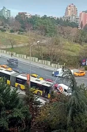 154-yillik-iett-can-cekisiyor-istanbulda-3-ayri-noktada-iett-kazalari-yasandi-1738070400506.jpg