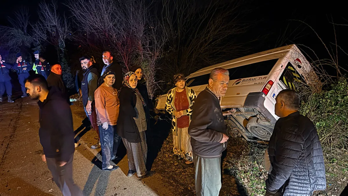 Bartın’da minibüs şarampole devrildi: 4 kişi yaralandı! Bartın’da minibüs şarampole devrildi: 4 kişi yaralandı!