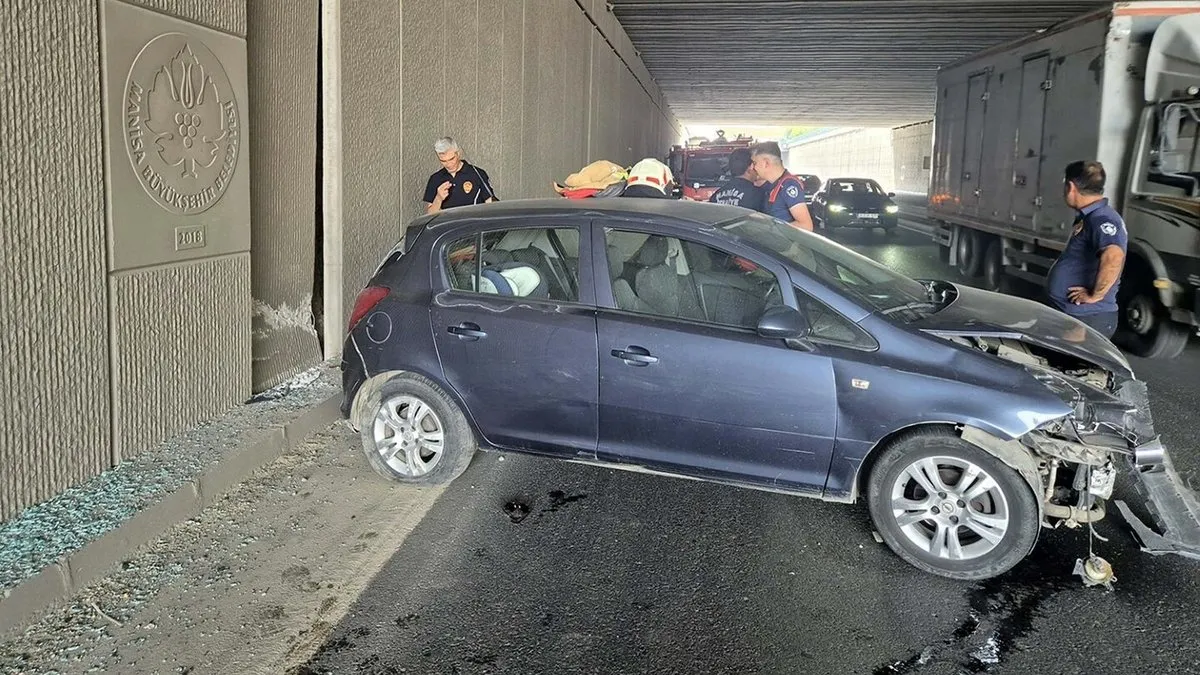 Manisa’da feci kaza! Lastiği patlayan araç tünel duvarına çarptı! 3'ü çocuk 5 yaralı