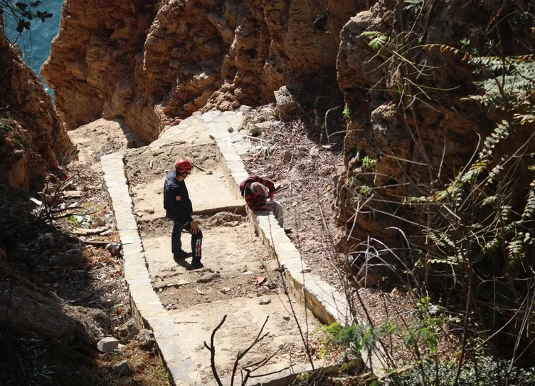 Yer Antalya: Düşürdüğü telefonu almak isterken kabusu yaşadı!