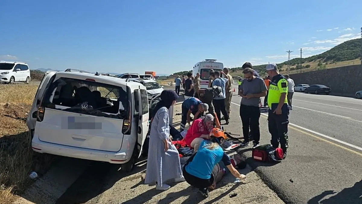 Bingöl'de iki otomobil çarpıştı: Yaralılar var Bingöl'de iki otomobil çarpıştı: Yaralılar var