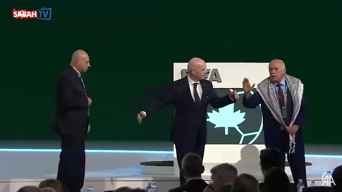 Filistin Futbol Federasyonu Başkanı, FIFA Kongresi’nde İsrailli temsilciyle tokalaşmadı | Video videosunu izle Filistin Futbol Federasyonu Başkanı, FIFA Kongresi’nde İsrailli temsilciyle tokalaşmadı | Video videosunu izle