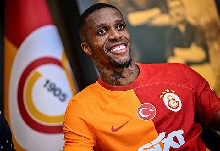 wilfried-zaha-ve-hakim-ziyech-ne-zaman-donecek-galatasaray-doktoru-resmen-acikladi-1694107764071.jpg