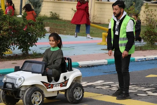 cocuklar-haliliye-belediyesi-trafik-egitim-parkiyla-ogreniyor-1700829187904.jpg