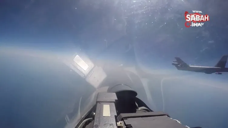 Rus SU-57 savaş uçağı, Rusya sınırına yaklaşan ABD B-52B tipi ağır bombardıman uçağını böyle engelledi!