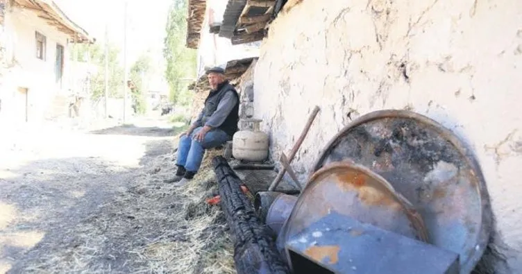 Kerpiç ev yandı, 7 kişilik aile evsiz kaldı