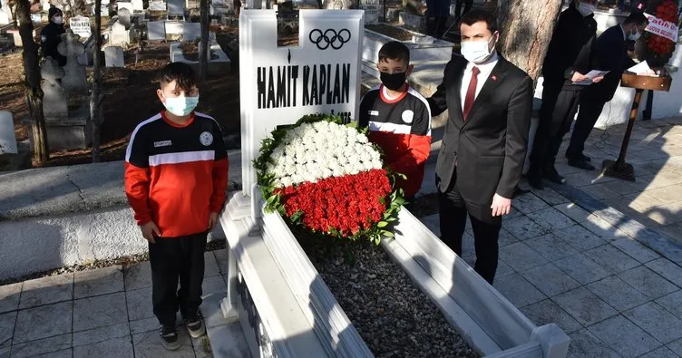 Milli güreşçi Hamit Kaplan mezarı başında anıldı