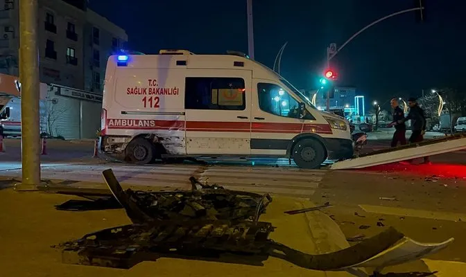 Kocaeli’de ambulansla otomobil çarpıştı: 4 yaralı