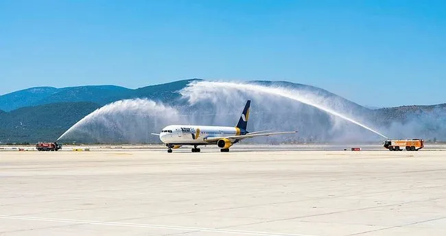 Milas Bodrum Havalimani Na Ukrayna Dan Gelen Ucak Su Taki Yla Karsilandi En Son Haber