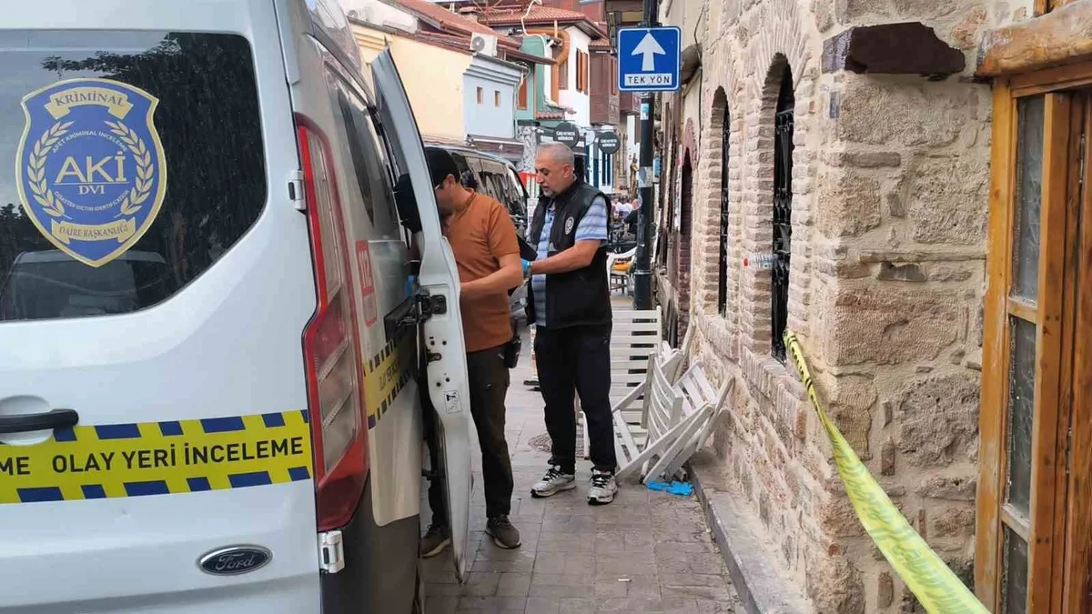 Antalya'da bir evde ölü bulunan Alman vatandaşı Arthur Strudel'in ölüm nedeni araştırılıyor.
