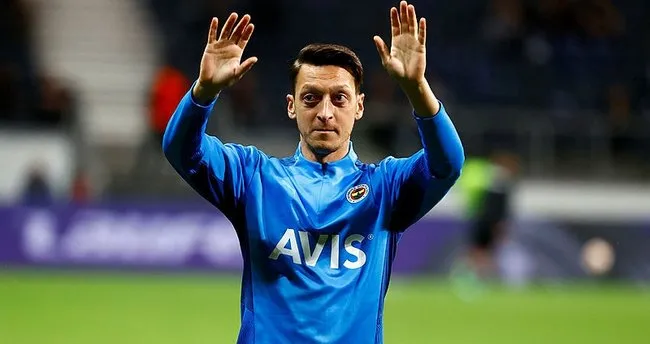Frankfurt maçında Mesut Özil yabancı madde atıldı! Mesut'tan dikkat çeken yanıt...