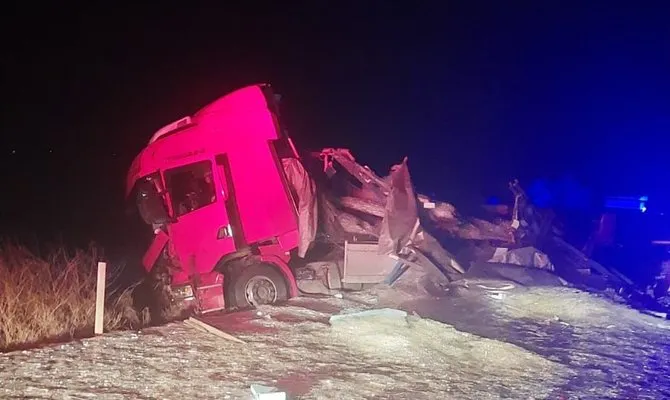 Niğde’de 3 TIR, 1 kamyon ve kamyonetin karıştığı kazada 2 kişi hayatını kaybetti