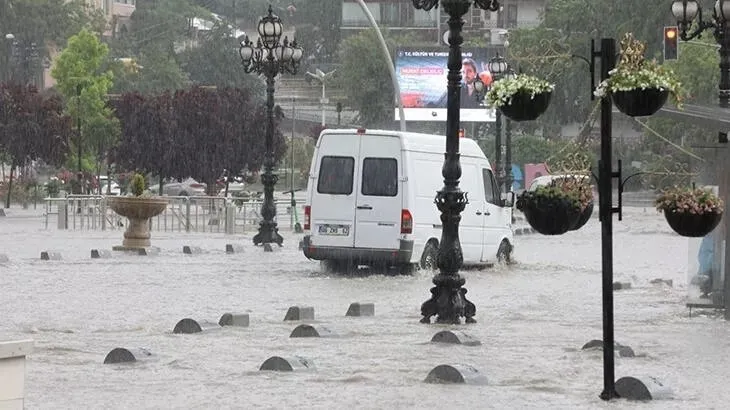 Son dakika | Ankara sular altında! Etkili sağanak yerini doluya bıraktı: Sokaklar dereye döndü, araçlar suya gömüldü