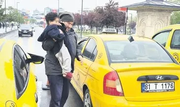 Taksiciler, buldukları küçük çocuğu ailesine ulaştırdı